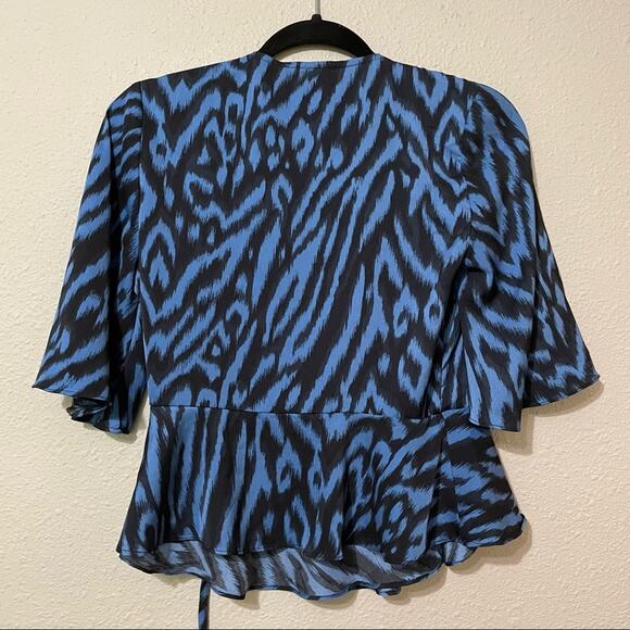 Gigi Parker Blue & Black Animal Print Flutter Sleeve Wrap Top Blouse Womens XS - Picture 8 of 8